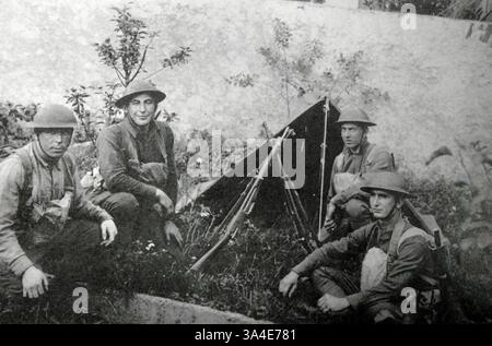 1918: Frankreich: WILLIAM SHEMIN, Zweiter von links, war 19 Jahre alt, als ihm seine Heldentaten während des Ersten Weltkriegs das Distinguished Service Cross, die zweithöchste Kampfpreisträgerin der USA, einbrachten. Er trotzte dem deutschen Maschinengewehrfeuer, um über ein Schlachtfeld des Ersten Weltkriegs zu sprinten und verwundete Kameraden nicht weniger als dreimal in Sicherheit zu bringen. Seine Tochter hat darauf gedrängt, dass er die höchste Auszeichnung erhält, da er sagte, dass seine Handlungen die Ehrenmedaille verdienten, aber er wurde Opfer der Diskriminierung jüdischer Dienstmitglieder. Ein neues Gesetz wird es ermöglichen, seinen Fall zu überprüfen. (Kreditbild: © MCT/ZUMAPRESS.com) Stockfoto