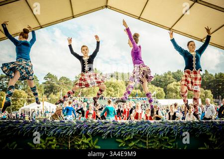 7. September 2013 - Braemar, Schottland, Vereinigtes Königreich - Highland Dancing Competition während der jährlichen Braemer Highland Games im Princess Royal and Duke of Fife Memorial Park - H.M. the Queen nahm zusammen mit H.R.H. Prince Philip und Prince Charles an der jährlichen Braemar Royal Highland Gathering 2013 im Princess Royal and Duke of Fife Memorial Park Teil. Ihre Majestät verlieh den Gewinnern auch Trophäen. (Bild: © Matthias Oesterle/ZUMA Wire/ZUMAPRESS.com) Stockfoto