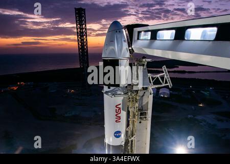 KSC, Florida, USA. März 2025. Eine SpaceX Falcon 9 Rakete mit der Dragon-Raumsonde des Unternehmens wird am Dienstag, den 11. März 2025, auf dem Startplatz am Launch Complex 39A im NASAs Kennedy Space Center in Florida vor dem Start der Agencys SpaceX Crew-10 gesehen. Crew-10 ist die 10. Crew-Rotation-Mission mit SpaceX zur Internationalen Raumstation im Rahmen des Agencys Commercial Crew Program, die NASA-Astronauten Anne McClain und Nichole Ayers zusammen mit dem JAXA-Astronauten Takuya Onishi und Roscosmos-Kosmonauten Kirill Peskov zum orbi schickt Stockfoto