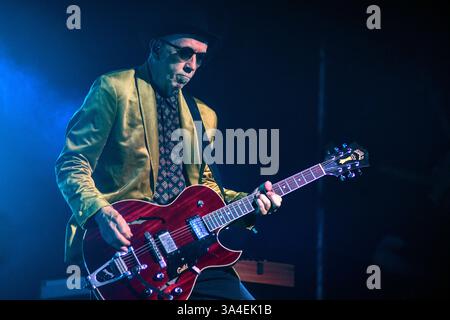 Buenos Aires (18. März 2025). Alternative Rock Band Garbage (Duke Erikson, Gitarre) live im Obras Stadium, Buenos Aires, Argentinien. Quelle: Mariano Garcia/Alamy Live News Stockfoto