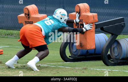 23. Mai 2014 - DAVIE, FL, USA - Miami Dolphins Rookie Defensive Tackle Anthony Johnson führt am Freitag, den 23. Mai 2014, eine Übung am ersten Tag des Rookie Minicamps an der Nova Southeastern University in DAVIE, Florida, durch. (Kreditbild: © Taimy Alvarez/MCT/ZUMAPRESS.com) Stockfoto