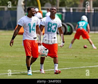23. Mai 2014 - DAVIE, FL, USA - die Miami Dolphins Jarvis Landry (14) und Matt Hazel (83) verlassen das Feld nach dem Training am ersten Tag des Rookie Minicamps an der Nova Southeastern University in DAVIE, Florida, am Freitag, 23. Mai 2014. (Bild: © Charles Trainor Jr/MCT/ZUMAPRESS.com) Stockfoto