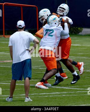 23. Mai 2014 - DAVIE, FL, USA - Miami Dolphins Rookie Offensive Lineman Ja'Wuan James (72) Blöcke während des ersten Tages des Rookie Minicamps an der Nova Southeastern University in DAVIE, Florida, am Freitag, 23. Mai 2014. (Kreditbild: © Taimy Alvarez/MCT/ZUMAPRESS.com) Stockfoto