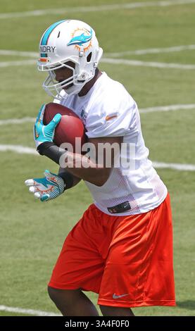 23. Mai 2014 - DAVIE, FL, USA - Miami Dolphins Rookie Wide Receiver Jarvis Landry fängt den Ball während des Trainings am ersten Tag des Rookie Minicamps an der Nova Southeastern University in DAVIE, Florida, am Freitag, den 23. Mai 2014. (Bild: © Charles Trainor Jr/MCT/ZUMAPRESS.com) Stockfoto