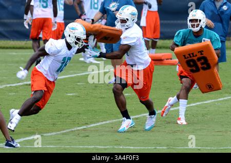 23. Mai 2014 – DAVIE, FL, USA – Miami Dolphins Wide Receiver Jeffrey Godfrey, verlassen, vermeidet Teamkollege Jarvis Landry, Mitte, während einer Übung am ersten Tag des Rookie Minicamps an der Nova Southeastern University in DAVIE, Florida, am Freitag, 23. Mai 2014. (Kreditbild: © Taimy Alvarez/MCT/ZUMAPRESS.com) Stockfoto
