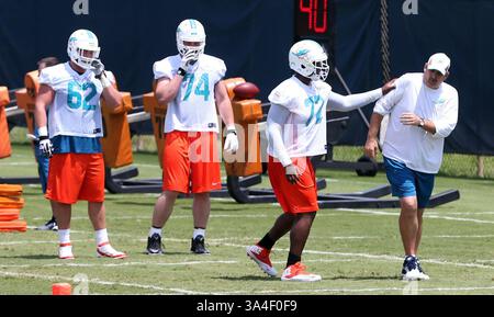 23. Mai 2014 - DAVIE, FL, USA - Miami Dolphins Rookie First-Round Draft Pick Ja'Wuan James, Zweiter von rechts, führt am Freitag, den 23. Mai 2014, eine Übung mit dem Offensive Line Coach John Benton durch. (Bild: © Charles Trainor Jr/MCT/ZUMAPRESS.com) Stockfoto