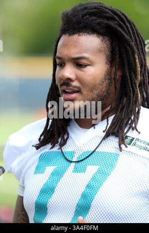 23. Mai 2014 - DAVIE, FL, USA - Miami Dolphins Rookie Lineman Billy Turner nach dem Training am ersten Tag des Rookie Minicamps an der Nova Southeastern University in DAVIE, Florida, am Freitag, den 23. Mai 2014. (Bild: © Charles Trainor Jr/MCT/ZUMAPRESS.com) Stockfoto