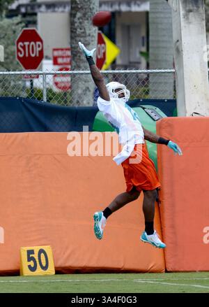 23. Mai 2014 - DAVIE, FL, USA - der Miami Dolphins Wide Receiver Jarvis Landry springt am ersten Tag des Rookie Minicamps an der Nova Southeastern University in DAVIE, Florida, 2014 in die Luft, um einen Pass zu erwischen. (Kreditbild: © Taimy Alvarez/MCT/ZUMAPRESS.com) Stockfoto