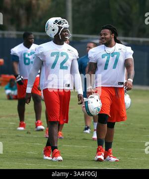 23. Mai 2014 - DAVIE, FL, USA - die Miami Dolphins, Ja'Wuan James (72) und Billy Turner (77), gehen nach dem Training am ersten Tag des Rookie Minicamps an der Nova Southeastern University in DAVIE, Florida, am Freitag, 23. Mai 2014 vom Feld. (Bild: © Charles Trainor Jr/MCT/ZUMAPRESS.com) Stockfoto