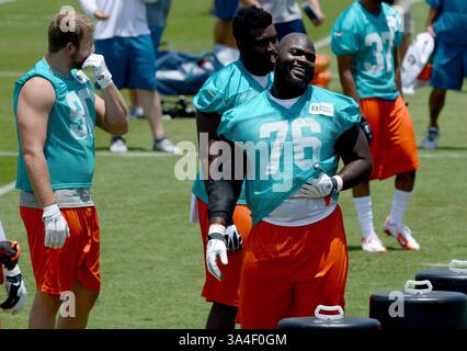 23. Mai 2014 - DAVIE, FL, USA - Miami Dolphins Rookie Defensive Tackle Anthony Johnson (76) ist am Freitag, den 23. Mai 2014, am Anfang des ersten Tages des Rookie Minicamps an der Nova Southeastern University in DAVIE, Florida. (Kreditbild: © Taimy Alvarez/MCT/ZUMAPRESS.com) Stockfoto
