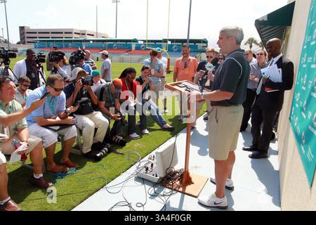 23. Mai 2014 - DAVIE, FL, USA - Dennis Hickey, General Manager der Miami Dolphins, spricht nach dem Training am ersten Tag des Rookie Minicamps an der Nova Southeastern University in DAVIE, Florida, am Freitag, den 23. Mai 2014 mit den Medien. (Bild: © Charles Trainor Jr/MCT/ZUMAPRESS.com) Stockfoto