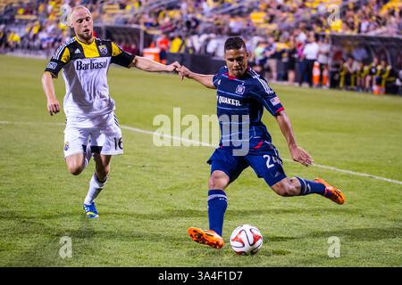 24. Mai 2014: Columbus Ohio, OH, Vereinigte Staaten von Amerika - Quincy Amarikwa (24) aus Chicago Fire passiert am 24. Mai 2014 Eric Gehrig (16) von Columbus Crew. Chicago Feuer auf Columbus Crew. Dorn BYG/CSM(Bild: © Dorn BYG/Cal Sport Media/ZUMAPRESS.com) Stockfoto