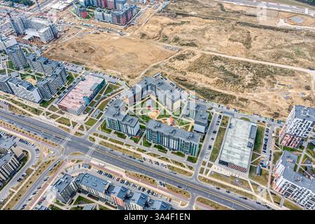Luftaufnahme der Baustelle in bewohnten Gebieten. Der Standort ist nach dem Planieren des Bodens für den Neubau bereit. Stockfoto