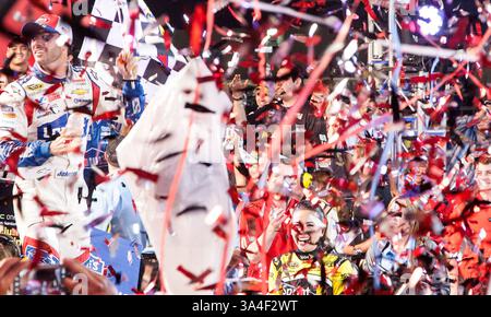 25. Mai 2014 – Concord, NC, USA – Concord, NC – 25. Mai 2014: Jimmie Johnson (48) gewinnt den Coca Cola 600 auf dem Charlotte Motor Speedway in Concord, NC. (Kreditbild: © ASP/Cal Sport Media/ZUMAPRESS.com) Stockfoto