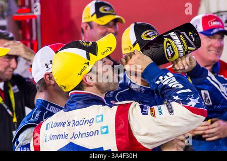 25. Mai 2014 – Concord, NC, USA – Concord, NC – 25. Mai 2014: Jimmie Johnson (48) gewinnt den Coca Cola 600 auf dem Charlotte Motor Speedway in Concord, NC. (Kreditbild: © ASP/Cal Sport Media/ZUMAPRESS.com) Stockfoto