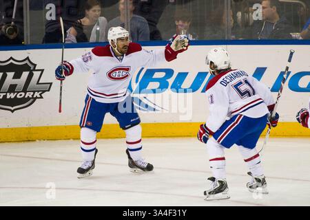 Mai 2014 - Manhattan, New York, USA S - 25. Mai 2014: Francis Bouillon (55) feiert mit David Desharnais (51), nachdem er im vierten Spiel der Eastern Conference Finals zwischen den New York Rangers und den Montreal Canadiens im Madison Square Garden in Manhattan ein Tor geschossen hat. Obligatorischer Kredit: Kostas Lymperopoulos/Cal Sport Media, (Kredit-Bild: â© Kostas Lymperopoulos/Cal Sport Media)(Kredit-Bild: © Kostas Lymperopoulos/Cal Sport Media/ZUMAPRESS.com) Stockfoto