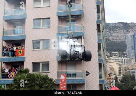 25. Mai 2014 - Monte Carlo, Monaco - 25. Mai 2014 - Monte Carlo, Monaco - der Wagen von Williams F1 VALTTERI BOTTAS aus Finnland wird nach einem Motorausfall während der FIA Formel-1-Weltmeisterschaft 2014, dem Grand Prix von Monaco, vom Kurs gehoben. (Bild: © Maya Vidon-White/ZUMA Wire/ZUMAPRESS.com) Stockfoto