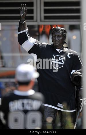 Juni 2014 Los Angeles, CA. Ein Los Angeles Kings Gretzky Fan vor der Bronzestatue von Wayne Gretzky im L.A. Live Area vor dem Staples Center haben alle Los Angeles Kings Jerseys vor dem zweiten Spiel des NHL Stanley Cup Finals zwischen den New York Rangers und den Los Angeles Kings im Staples Center in Los Angeles, Kalifornien. Die Los Angeles Kings besiegen die New York Rangers 5-4 in der zweiten Überstunden. Louis Lopez/CSM(Credit Image: ZUMAPRESS.com/Media) Stockfoto