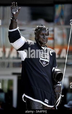 Juni 2014 Los Angeles, CA. In der Bronzestatue von Wayne Gretzky im L.A. Live-Bereich vor dem Staples Center befinden sich alle Los Angeles Kings Trikots vor dem zweiten Spiel des NHL Stanley Cup Finals zwischen den New York Rangers und den Los Angeles Kings im Staples Center in Los Angeles, Kalifornien. Die Los Angeles Kings besiegen die New York Rangers 5-4 in der zweiten Überstunden. Louis Lopez/CSM(Credit Image: © Louis Lopez/Cal Sport Media/ZUMAPRESS.com) Stockfoto