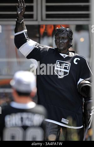 Juni 2014 Los Angeles, CA. Ein Los Angeles Kings Gretzky Fan vor der Bronzestatue von Wayne Gretzky im L.A. Live Area vor dem Staples Center haben alle Los Angeles Kings Jerseys vor dem zweiten Spiel des NHL Stanley Cup Finals zwischen den New York Rangers und den Los Angeles Kings im Staples Center in Los Angeles, Kalifornien. Die Los Angeles Kings besiegen die New York Rangers 5-4 in der zweiten Überstunden. Louis Lopez/CSM(Credit Image: ZUMAPRESS.com/Media) Stockfoto
