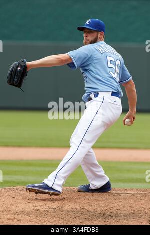 8. Juni 2014: Kansas City Royals Relief Pitcher Greg Holland (56) in Aktion während des Spiels zwischen den New York Yankees gegen die Kansas City Royals im Kauffman Stadium in Kansas City, Missouri. Die Royals gewannen mit 2:1. (Christopher Szagola/Cal Sport Media)(Bild: © Chris Szagola/Cal Sport Media/ZUMAPRESS.com) Stockfoto