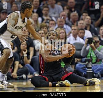 8. Juni 2014 – San Antonio, TX, USA – Miami Heats Guard Dwyane Wade holt sich am Sonntag, den 8. Juni 2014, im zweiten Quartal des NBA Finals in Spiel 2 einen verlorenen Ball im AT&T Center in San Antonio. (Bild: © Al Diaz/MCT/ZUMAPRESS.com) Stockfoto