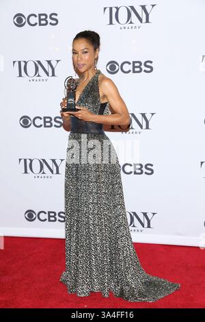 Juni 2014 - New York City, NY, Vereinigte Staaten - ACEPIXS.COM....June 8 2014, New York City....Schauspielerin Sophie Okonedo, Gewinnerin des Tony Award für die beste Darbietung einer Schauspielerin in einer Rolle in einem Stück für „A Raisin in the Sun“, im Presseraum während der 68. Jährlichen Tony Awards am 8. Juni 2014 in New York City (Credit Image: © Ao Images/Ace Pictures/ZUMAPRESS.com) Stockfoto
