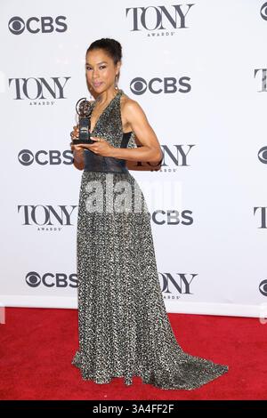 Juni 2014 - New York City, NY, Vereinigte Staaten - ACEPIXS.COM....June 8 2014, New York City....Schauspielerin Sophie Okonedo, Gewinnerin des Tony Award für die beste Darbietung einer Schauspielerin in einer Rolle in einem Stück für „A Raisin in the Sun“, im Presseraum während der 68. Jährlichen Tony Awards am 8. Juni 2014 in New York City (Credit Image: © Ao Images/Ace Pictures/ZUMAPRESS.com) Stockfoto