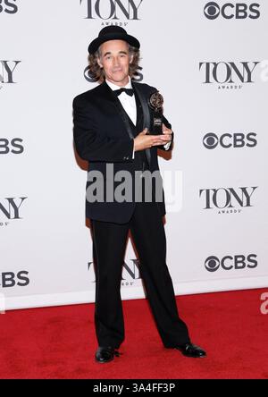 Juni 2014 - New York City, NY, USA - ACEPIXS.COM....June 8 2014, New York City....Mark Rylance, Gewinner des Tony Award für den besten dargestellten Schauspieler für die Twelfth Night, im Presseraum während der 68. Jährlichen Tony Awards am 8. Juni 2014 in New York City (Credit Image: © Ao Images/Ace Pictures/ZUMAPRESS.com) Stockfoto