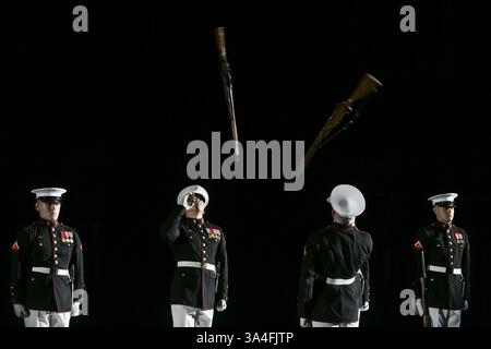 27. Juni 2014: Washington, District of Columbia, U.. S - der Marine Corps Silent Drill Platoon tritt während der Marine Barracks Washington, D.C. Evening Parade in Washington, D.C. am Freitag, den 27. Juni 2014 auf. (Bild: © Prensa Internacional/ZUMAPRESS.com) Stockfoto