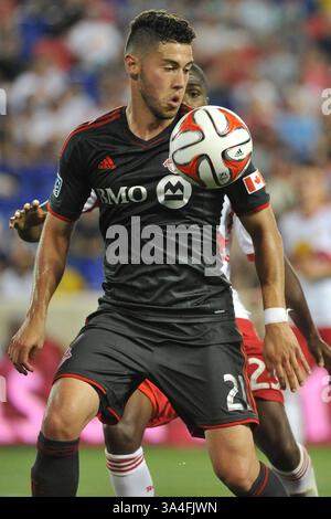 Juni 2014: Harrison, New Jersey, USA S - Toronto FC Mittelfeldspieler JONATHAN OSORIO (21) verteidigt den Ball gegen den New York Red Bulls Mittelfeldspieler MICHAEL BUSTAMANTE (23) in der Red Bull Arena in Harrison New Jersey New York und Toronto (2:2) (Bild: © Brooks von Arx/ZUMAPRESS.com) Stockfoto