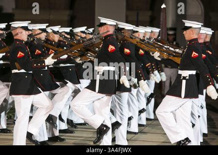 27. Juni 2014: Washington, District of Columbia, U.. S - der Marine Corps Silent Drill Platoon tritt während der Marine Barracks Washington, D.C. Evening Parade in Washington, D.C. am Freitag, den 27. Juni 2014 auf. (Bild: © Prensa Internacional/ZUMAPRESS.com) Stockfoto