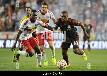 Juni 2014: Harrison, New Jersey, USA S - Toronto FC Stürmer JERMAIN DEFOE (18) fährt um den New York Red Bulls Mittelfeldspieler LLOYD SAM (10) in der Red Bull Arena in Harrison New Jersey New York und Toronto zieht 2 zu 2 (Bild: © Brooks von Arx/ZUMAPRESS.com) Stockfoto