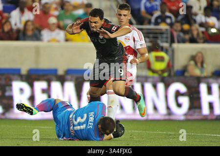 Juni 2014: Harrison, New Jersey, USA S - Toronto FC-Stürmer GILBERTO OLIVEIRA SOUZA (9) springt über den Torhüter LUIS ROBLES (31) der New York Red Bulls in der Red Bull Arena in Harrison New Jersey New York und Toronto zieht 2 zu 2 (Bild: © Brooks von arx/ZUMAPRESS.com) Stockfoto