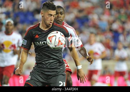 Juni 2014: Harrison, New Jersey, USA S - Toronto FC Mittelfeldspieler JONATHAN OSORIO (21) verteidigt den Ball gegen den New York Red Bulls Mittelfeldspieler MICHAEL BUSTAMANTE (23) in der Red Bull Arena in Harrison New Jersey New York und Toronto (2:2) (Bild: © Brooks von Arx/ZUMAPRESS.com) Stockfoto
