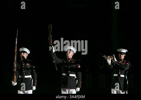 27. Juni 2014: Washington, District of Columbia, U.. S - der Marine Corps Silent Drill Platoon tritt während der Marine Barracks Washington, D.C. Evening Parade in Washington, D.C. am Freitag, den 27. Juni 2014 auf. (Bild: © Prensa Internacional/ZUMAPRESS.com) Stockfoto