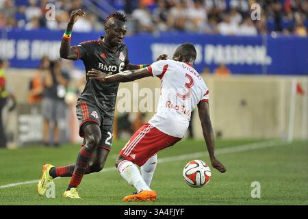 Juni 2014: Harrison, New Jersey, USA S - Toronto FC Mittelfeldspieler DOMINIC ODURO (23) Nutmegs New York Red Bulls AMBROISE OYONGO BITOLO (3) in der Red Bull Arena in Harrison New Jersey New York und Toronto Unentschieden 2 zu 2 (Bild: © Brooks von arx/ZUMAPRESS.com) Stockfoto