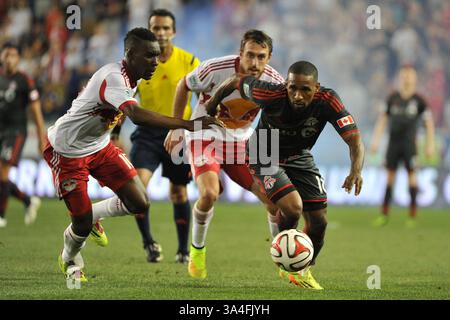 Juni 2014: Harrison, New Jersey, USA S - Toronto FC Stürmer JERMAIN DEFOE (18) fährt um den New York Red Bulls Mittelfeldspieler LLOYD SAM (10) in der Red Bull Arena in Harrison New Jersey New York und Toronto zieht 2 zu 2 (Bild: © Brooks von Arx/ZUMAPRESS.com) Stockfoto
