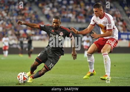 Juni 2014: Harrison, New Jersey, USA S - Toronto FC Stürmer JERMAIN DEFOE (18) nimmt den Ball um den New York Red Bulls Verteidiger MATT MIAZGA (20) in der Red Bull Arena in Harrison New Jersey New York und Toronto zieht 2 zu 2 (Bild: © Brooks von Arx/ZUMAPRESS.com) Stockfoto