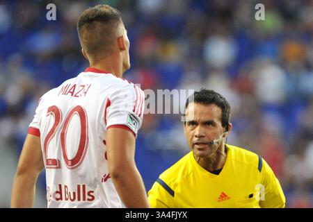 Juni 2014: Harrison, New Jersey, USA MATT MIAZGA (20), Verteidiger der New York Red Bulls, wird vom Schiedsrichter in der Red Bull Arena in Harrison, New Jersey, New York, und Toronto (2:2) gewarnt (Bild: © Brooks von arx/ZUMAPRESS.com) Stockfoto