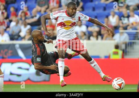 Juni 2014: Harrison, New Jersey, USA S - Toronto FC Mittelfeldspieler JONATHAN OSORIO (21) und New York Red Bulls AMBROISE OYONGO BITOLO (3) in Aktion in der Red Bull Arena in Harrison New Jersey New York und Toronto Unentschieden 2 zu 2 (Bild: © Brooks von arx/ZUMAPRESS.com) Stockfoto