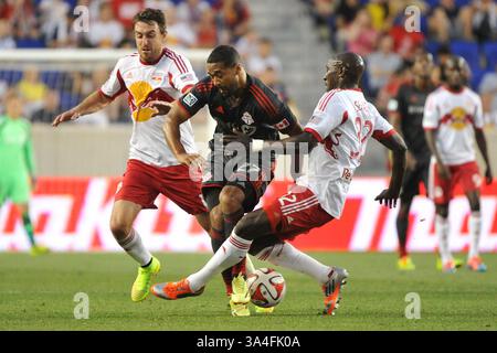 Juni 2014: Harrison, New Jersey, USA LUKE MOORE (27) wird von New York Red Bulls Verteidiger IBRAHIM SEKAGYA (32) in der Red Bull Arena in Harrison New Jersey New York besiegt und Toronto spielt 2 zu 2 (Bild: © Brooks von Arx/ZUMAPRESS.com) Stockfoto