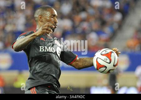 Juni 2014: Harrison, New Jersey, USA S - Toronto FC Stürmer JERMAIN DEFOE (18) stürzt einen Hochpass in der Red Bull Arena in Harrison New Jersey New York und Toronto zieht 2 zu 2 (Bild: © Brooks von arx/ZUMAPRESS.com) Stockfoto