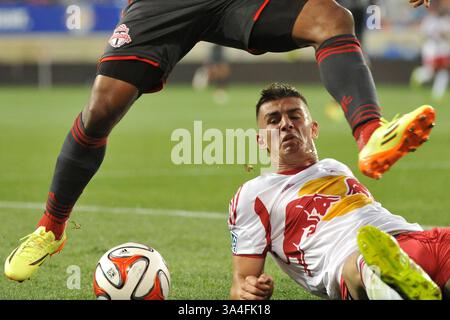 Juni 2014: Harrison, New Jersey, USA S - New York Red Bulls Verteidiger MATT MIAZGA (20) setzt den Ball in die Red Bull Arena in Harrison New Jersey, New York, und Toronto zieht 2 zu 2 (Bild: © Brooks von arx/ZUMAPRESS.com) Stockfoto