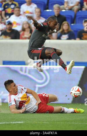 Juni 2014: Harrison, New Jersey, USA S - Toronto FC Mittelfeldspieler JACKSON GONCALVES (11) springt in der Red Bull Arena in Harrison New Jersey New York gegen den New York Red Bulls Verteidiger MATT MIAZGA (20), der mit Toronto 2 zu 2 spielt (Bild: © Brooks von arx/ZUMAPRESS.com) Stockfoto