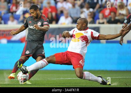 Juni 2014: Harrison, New Jersey, USA LUKE MOORE (27) wird in der Red Bull Arena in Harrison New Jersey New York gegen den Verteidiger der New York Red Bulls JÃ MISON OLAVE (4) angetreten und Toronto spielt 2 zu 2 (Bild: © Brooks von Arx/ZUMAPRESS.com) Stockfoto