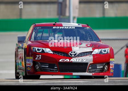 27. Juni 2014 – Sparta, KY, USA – Sparta, KY – 27. Juni 2014: Alex Bowman (23) betritt die Garage während des Trainings für den Quaker State 400 auf dem Kentucky Speedway in Sparta, KY. (Kreditbild: © ASP/Cal Sport Media/ZUMAPRESS.com) Stockfoto