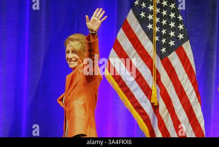 27. Juni 2014 - Arlington, Texas, USA - Texas State Senator WENDY DAVIS winkt zu den Delegierten, nachdem er auf der Democratic State Convention im Kay Bailey Hutchison Convention Center gesprochen hat. Davis hofft, der nächste Gouverneur von Texas zu werden. (Kreditbild: © Ron Jenkins/MCT/ZUMAPRESS.com) Stockfoto
