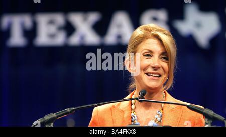 27. Juni 2014 - Arlington, Texas, USA - Texas State Senator Wendy Davis spricht mit den Delegierten, nachdem er am Freitag, den 27. Juni 2014, in Dallas im Kay Bailey Hutchison Convention Center gesprochen hatte. (Kreditbild: © Ron Jenkins/MCT/ZUMAPRESS.com) Stockfoto