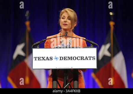 27. Juni 2014 - Arlington, Texas, USA - Texas State Senator Wendy Davis spricht mit den Delegierten, nachdem er am Freitag, den 27. Juni 2014, in Dallas im Kay Bailey Hutchison Convention Center gesprochen hatte. (Kreditbild: © Ron Jenkins/MCT/ZUMAPRESS.com) Stockfoto